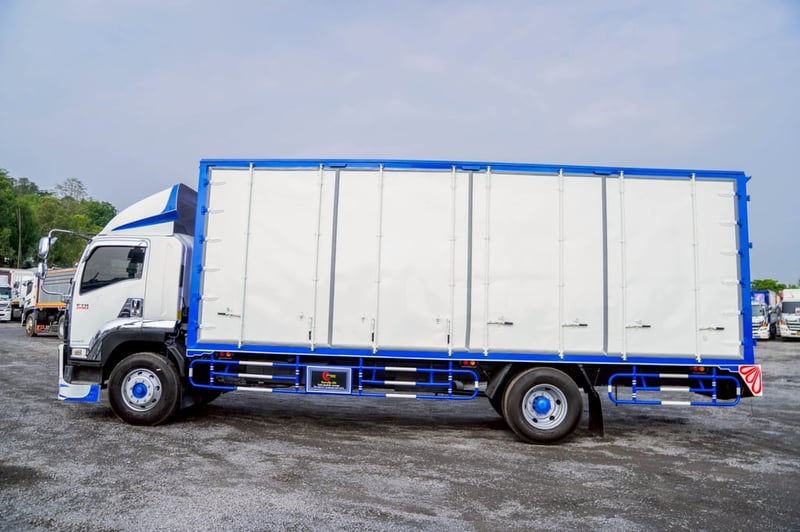 ISUZU FTR 240แรงม้า รถบรรทุก 6ล้อ ตู้แห้ง ปี2011