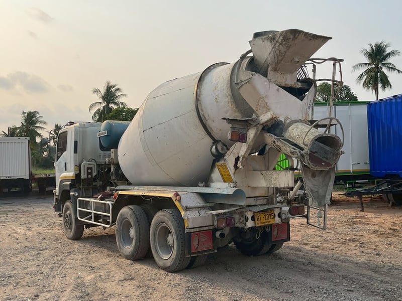 ISUZU FXZ 360แรงม้า รถบรรทุก 10ล้อ โม่ผสมปูน ปี2013 เลขไมล์ 203,164 กม.