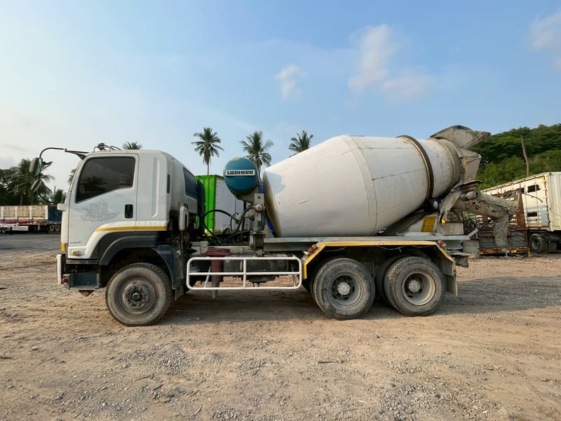 ISUZU FXZ 360แรงม้า รถบรรทุก 10ล้อ โม่ผสมปูน ปี2013 เลขไมล์ 203,164 กม.