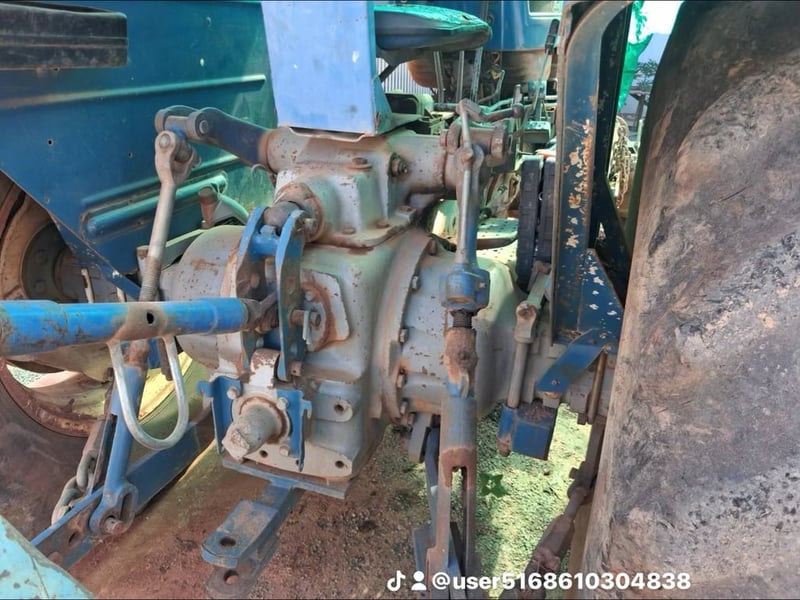 รถไถฟอร์ดรุ่น 6610 ตัวแทนรุ่นสาม