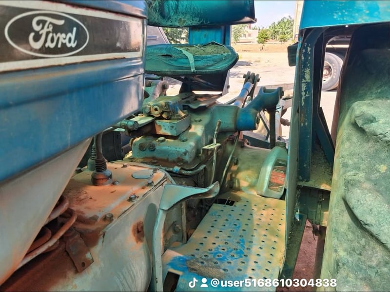 รถไถฟอร์ดรุ่น 6610 ตัวแทนรุ่นสาม