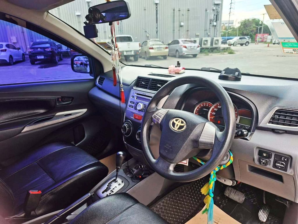 ขออนุญาตขายรถใช้เองตั้งแต่ป้ายแดง จะไปเล่นรถไฟฟ้าแล้ว  avanza 1.5s ปี13 มือเดียวป้ายแดง 