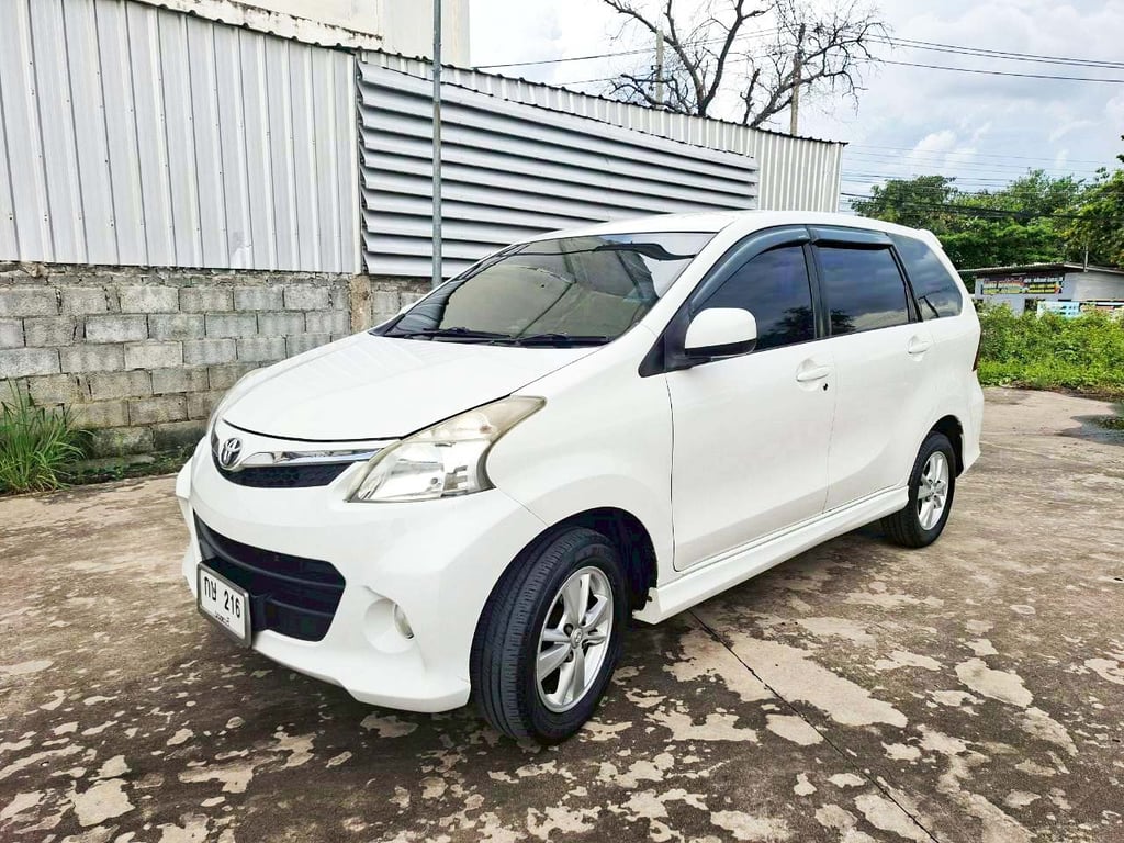 ขออนุญาตขายรถใช้เองตั้งแต่ป้ายแดง จะไปเล่นรถไฟฟ้าแล้ว  avanza 1.5s ปี13 มือเดียวป้ายแดง 