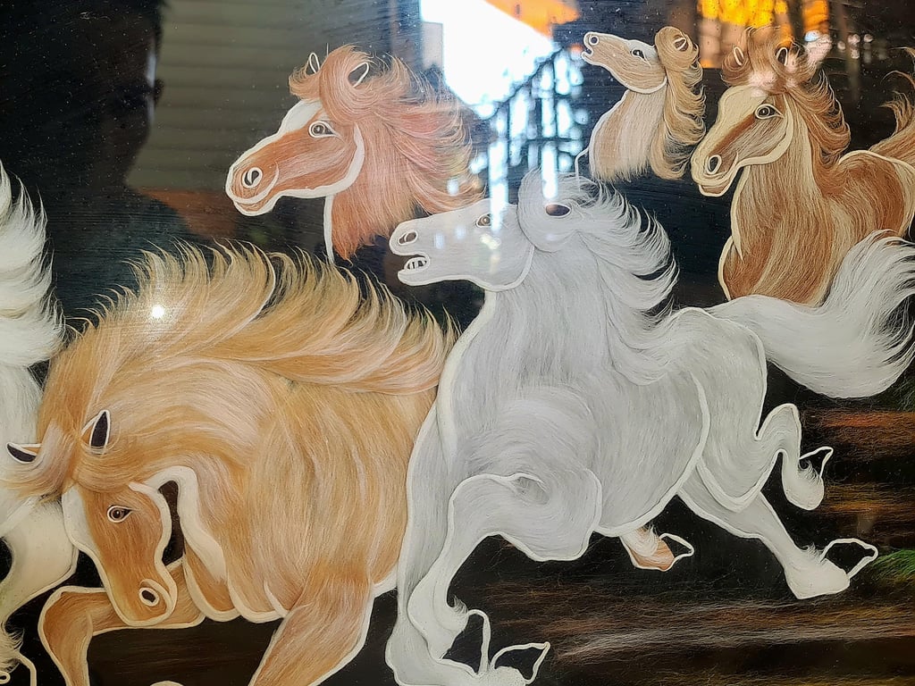 ภาพมงคลม้าแปดตัว 2 มิติ 2 D ทำจากขนม้าย้อมสีของขวัญล้ำค่าในเทศกาล-วันพิเศษ