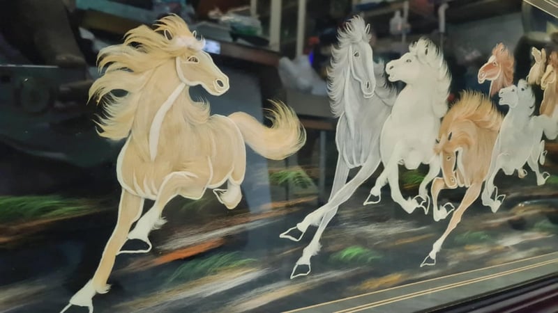 ภาพมงคลม้าแปดตัว 2 มิติ 2 D ทำจากขนม้าย้อมสีของขวัญล้ำค่าในเทศกาล-วันพิเศษ