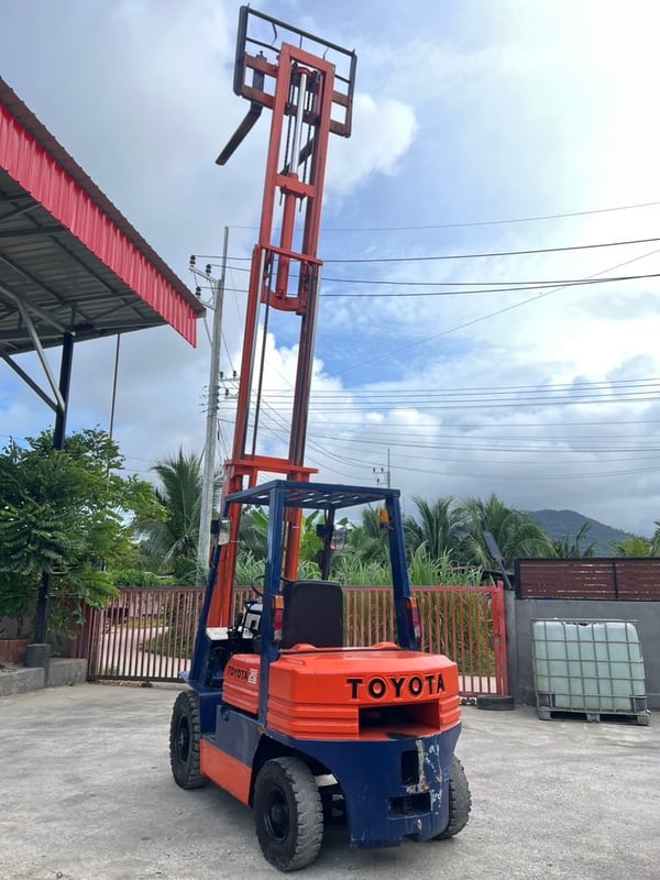 Toyota น้ำหนัก2.5ตัน ดีเซล เสาสูง 5.5 เมตร
