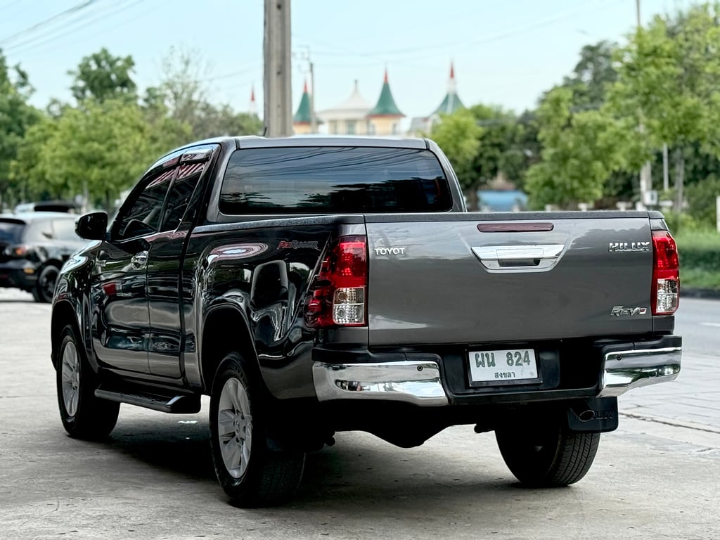Toyota Revo 2.4MT Prerunner Smart CAB สีเต็ม ภายในสวย Toyota Revo 2.4MT Prerunner Smart CAB สีเต็ม ภายในสวย