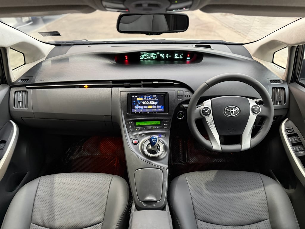 Prius 1.8 TRDแท้ มือเดียว ไม่เคยชน เเบตHybridเปลี่ยนแล้ว