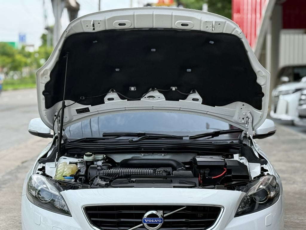 V40 T5 S Turbo ไม่เคยชน น็อตเดิมทั้งคัน พร้อมใช้