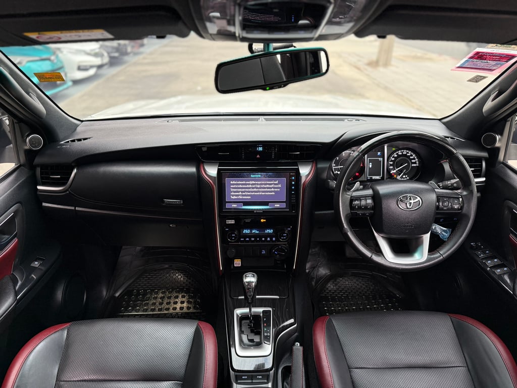 Toyota Fortuner 2.4 Legender Black Top 4WD Toyota Fortuner 2.4 Legender Black Top 4WD