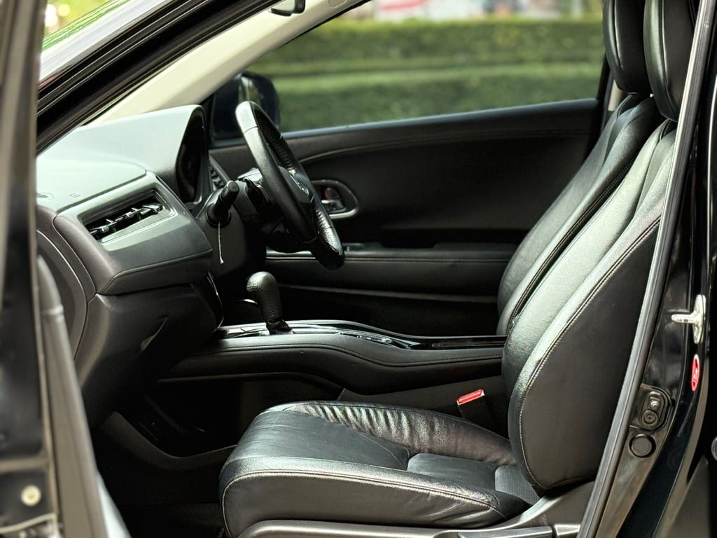 Honda HRV 1.8EL ไมเนอร์เช้นจ์ สีสวยฉ่ำ สภาพยังใหม่ Honda HRV 1.8EL ไมเนอร์เช้นจ์ สีสวยฉ่ำ สภาพยังใหม่