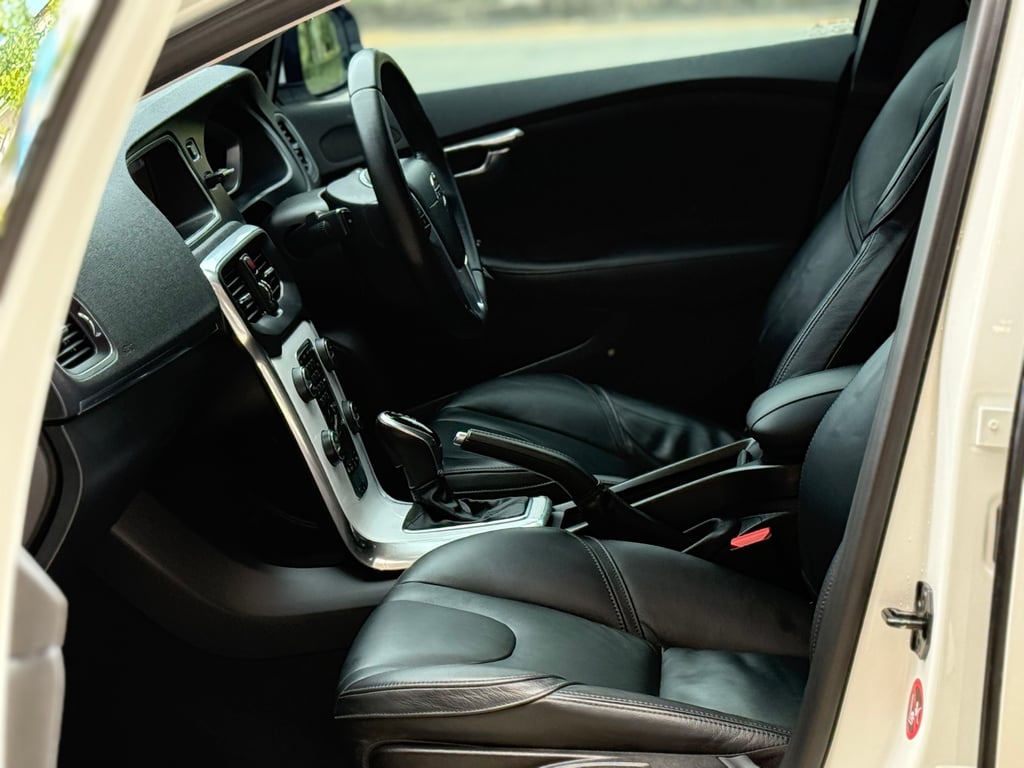 V40 T5 S Turbo ไม่เคยชน น็อตเดิมทั้งคัน พร้อมใช้