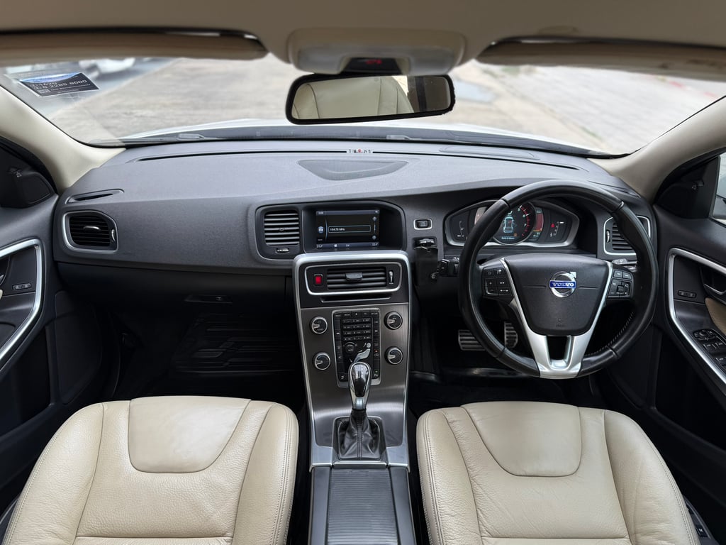 Volvo V60 1.6 T4F อเดียว ไม่เคยชน สภาพสมบูรณ์ มี ป.1 เหลือ Volvo V60 1.6 T4F อเดียว ไม่เคยชน สภาพสมบูรณ์ มี ป.1 เหลือ