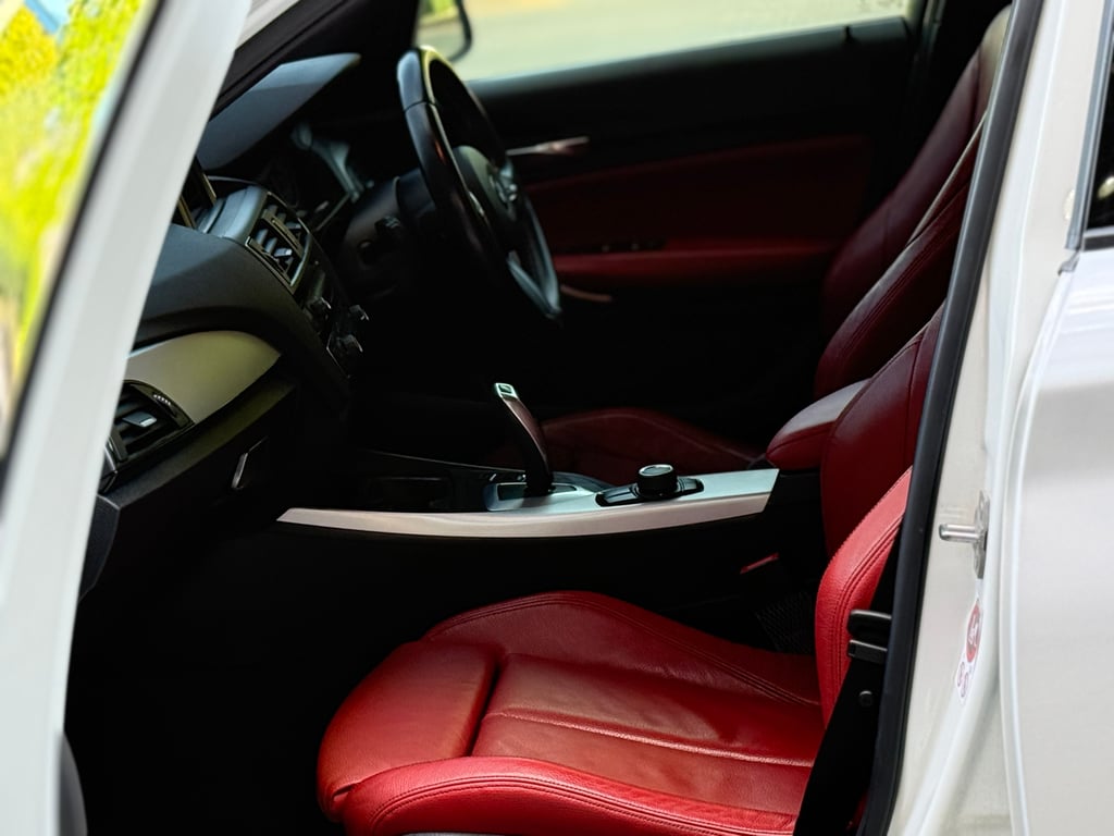 BMW 118i M Sport (F20) ไมเนอร์เช้นจ์แล้ว ภายในแดง สีสวยฉ่ำ BMW 118i M Sport (F20) ไมเนอร์เช้นจ์แล้ว ภายในแดง สีสวยฉ่ำ