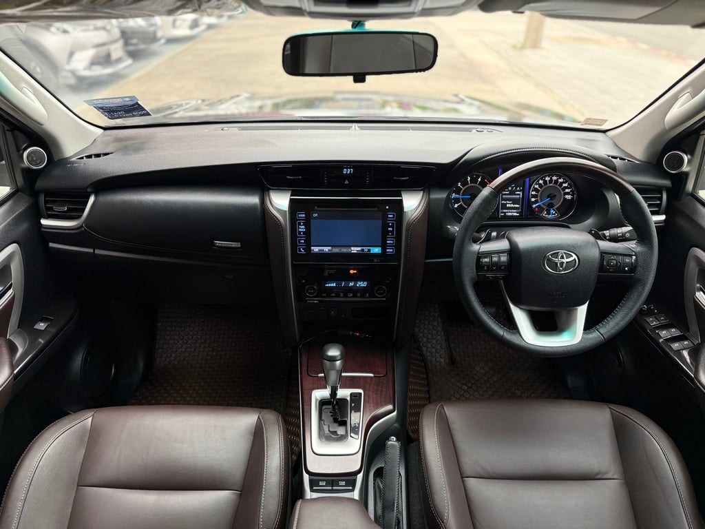 Fortuner 2.4V 2WD มือเดียวป้ายแดงซื้อสด ไม่เคยชนเลย