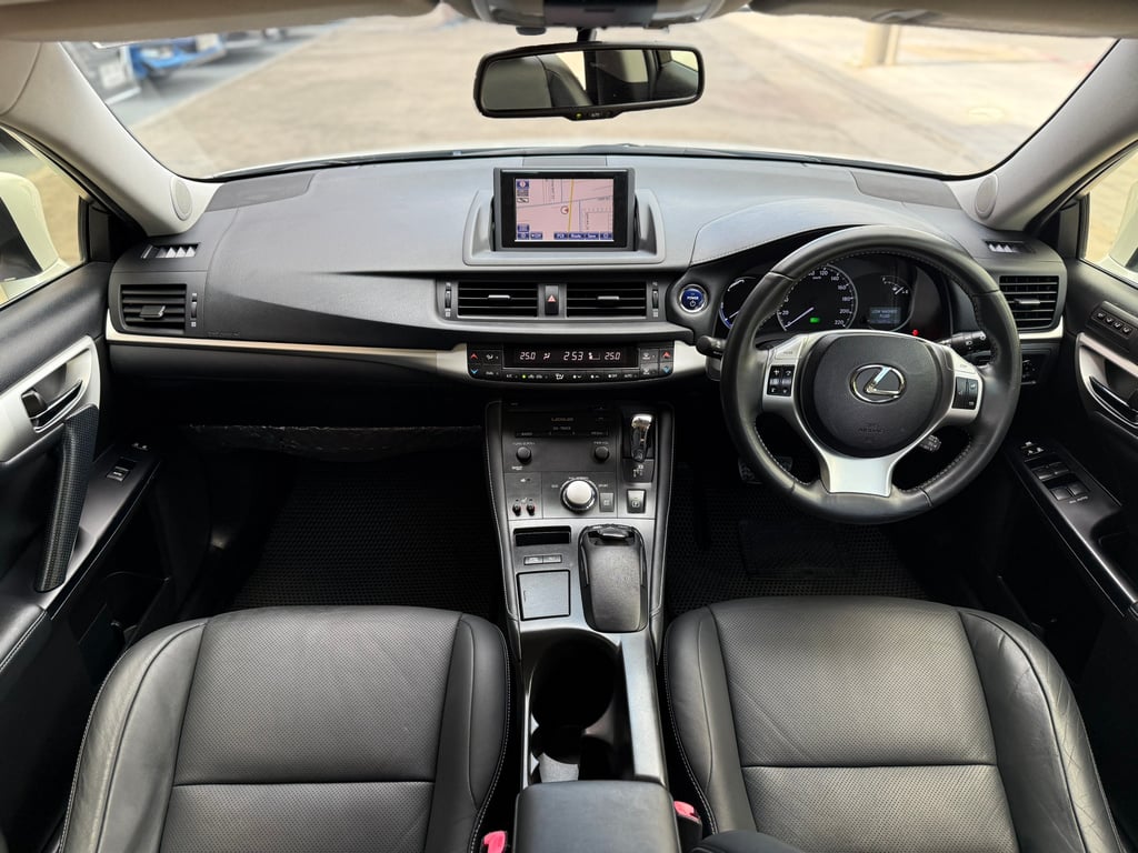 CT200h Hybrid มือเดียว รถออกศูนย์ไทย สวยจัด CT200h Hybrid มือเดียว รถออกศูนย์ไทย สวยจัด