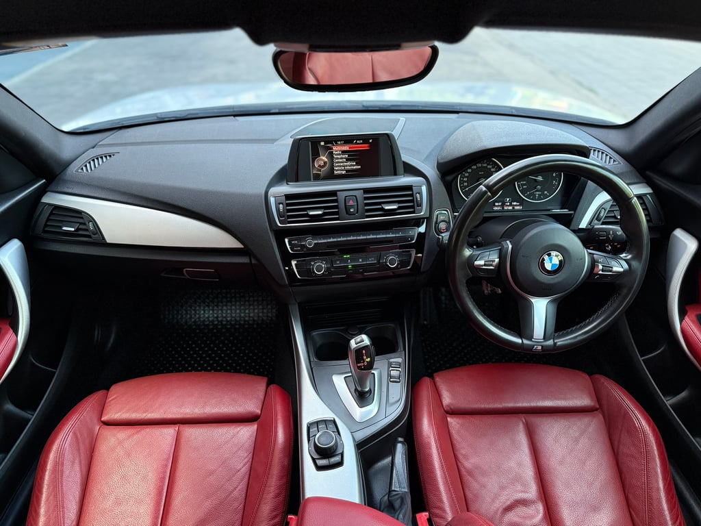 BMW 118i M Sport (F20) ไมเนอร์เช้นจ์แล้ว ภายในแดง สีสวยฉ่ำ BMW 118i M Sport (F20) ไมเนอร์เช้นจ์แล้ว ภายในแดง สีสวยฉ่ำ