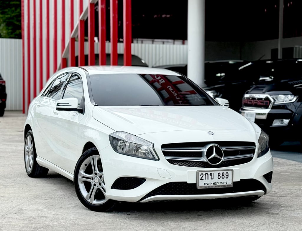 Benz A180 รถแท้ออกศูนย์ มือเดียว สวยจัด ไม่เคยชน Benz A180 รถแท้ออกศูนย์ มือเดียว สวยจัด ไม่เคยชน