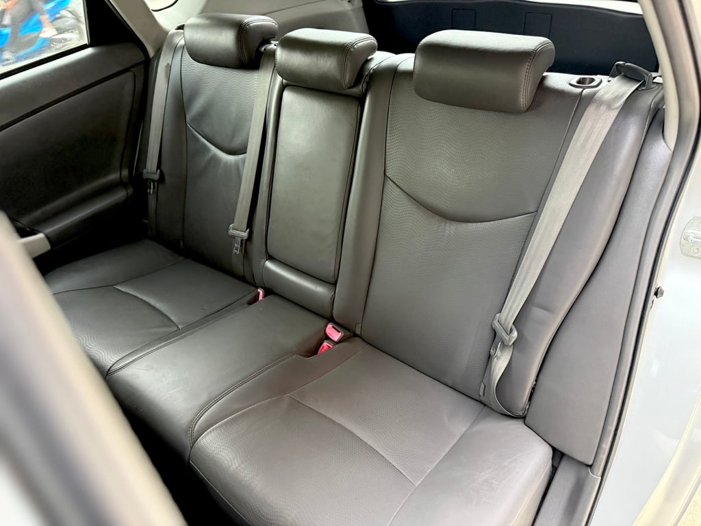 Prius 1.8 Hybrid มือเดียว เเบตเครมที่ศูนย์แล้ว ฟรีดาวน์