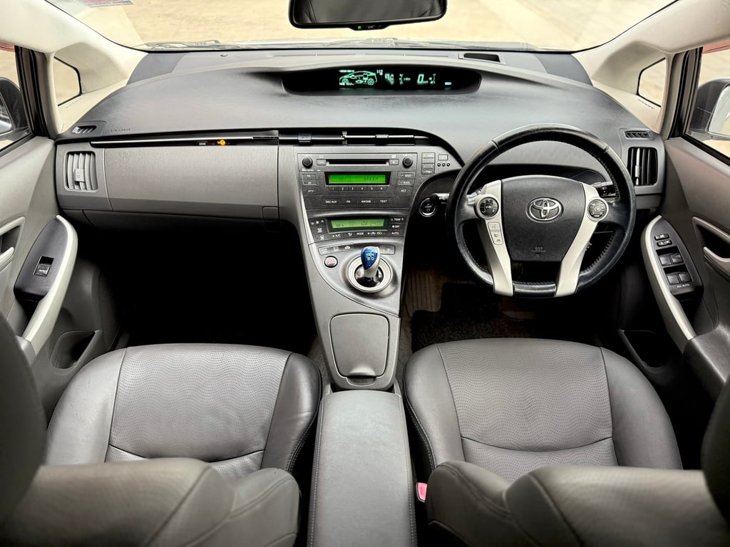 Prius 1.8 Hybrid มือเดียว เเบตเครมที่ศูนย์แล้ว ฟรีดาวน์ Prius 1.8 Hybrid มือเดียว เเบตเครมที่ศูนย์แล้ว ฟรีดาวน์