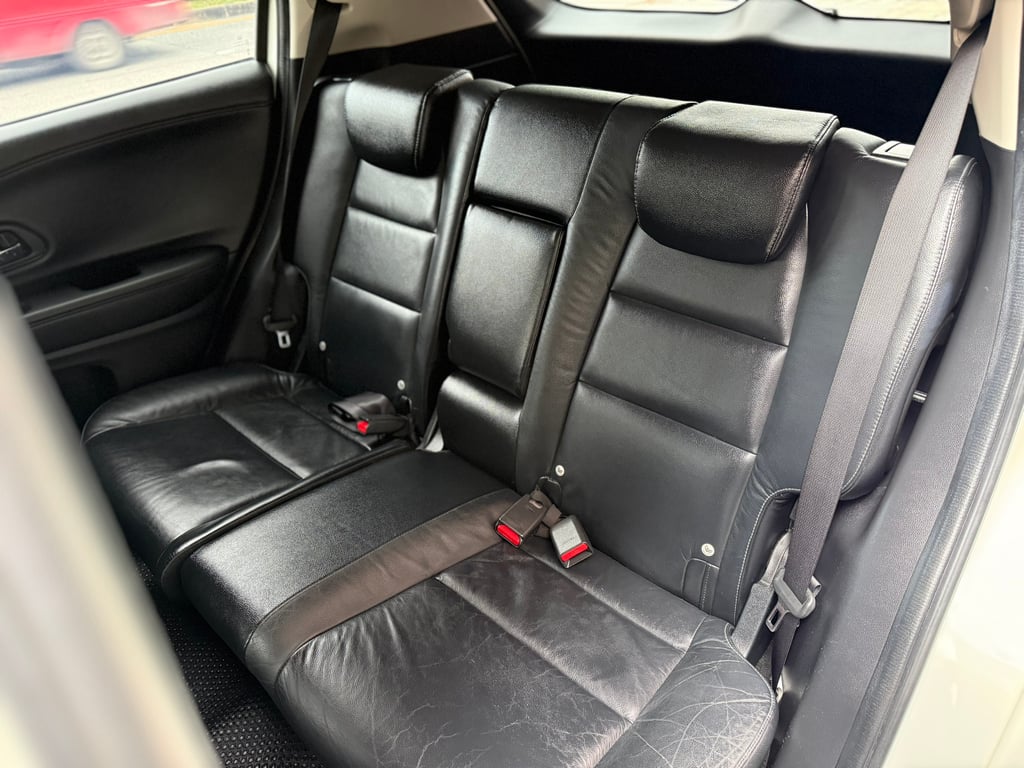 Honda HRV 1.8E ไมล์น้อยแท้ สีสวย ภายในสด Honda HRV 1.8E ไมล์น้อยแท้ สีสวย ภายในสด