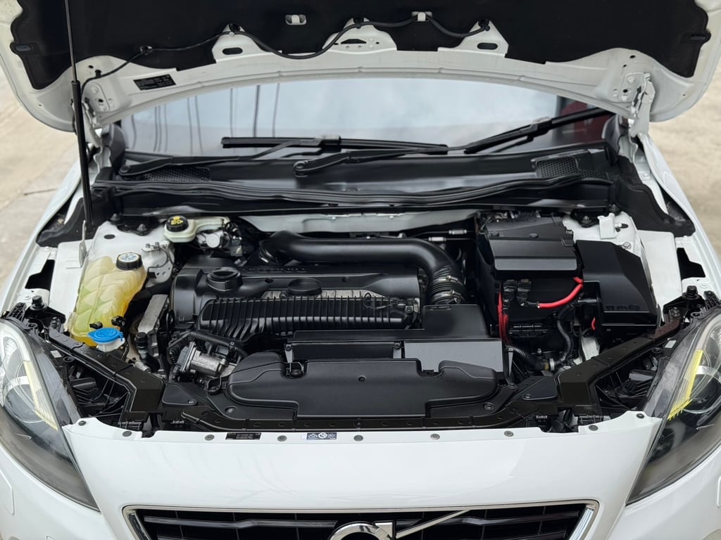 V40 T5 S Turbo ไม่เคยชน น็อตเดิมทั้งคัน ฟรีดาวน์ V40 T5 S Turbo ไม่เคยชน น็อตเดิมทั้งคัน ฟรีดาวน์