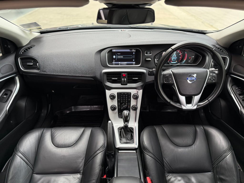 V40 T5 S Turbo ไม่เคยชนเลย น็อตเดิมทั้งคัน V40 T5 S Turbo ไม่เคยชนเลย น็อตเดิมทั้งคัน