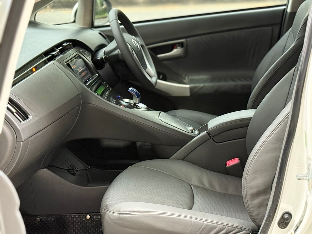 Prius 1.8 TRDแท้ มือเดียว ไม่เคยชน เเบตHybridเปลี่ยนแล้ว
