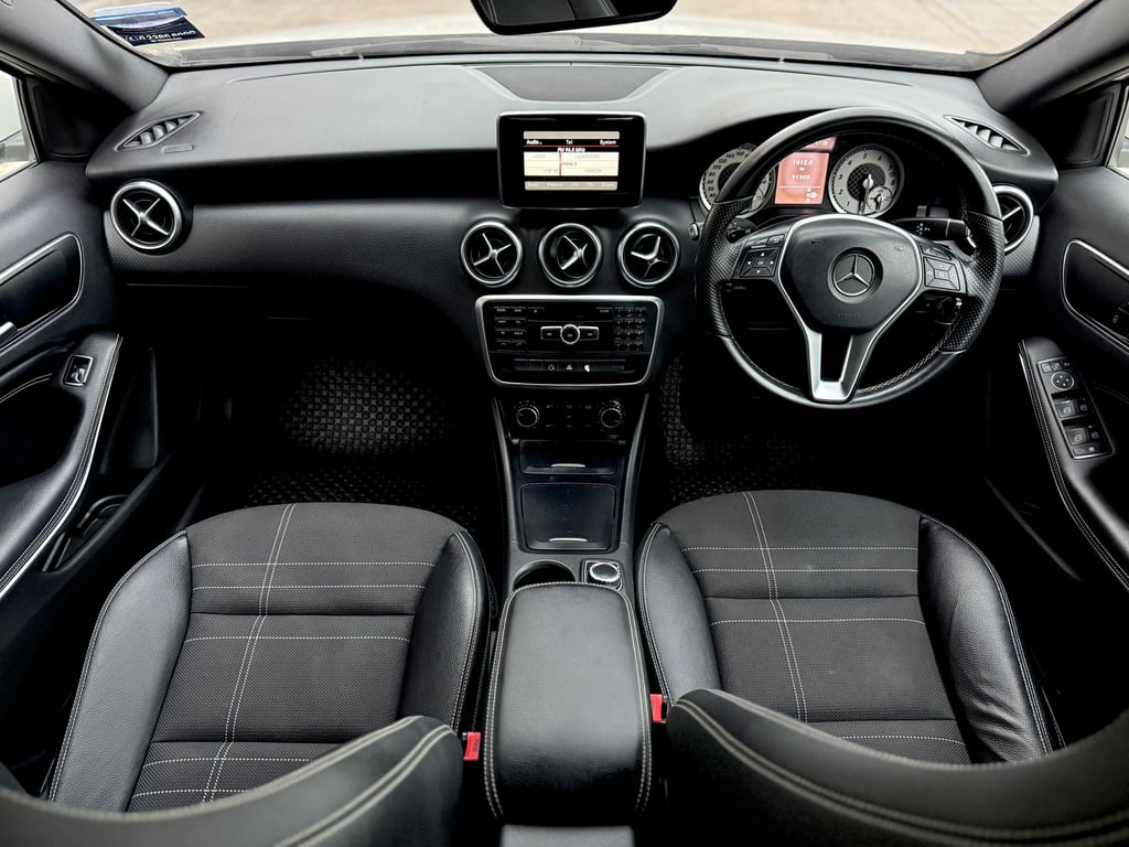 Benz A180 รถแท้ออกศูนย์ มือเดียว สวยจัด ไม่เคยชน Benz A180 รถแท้ออกศูนย์ มือเดียว สวยจัด ไม่เคยชน
