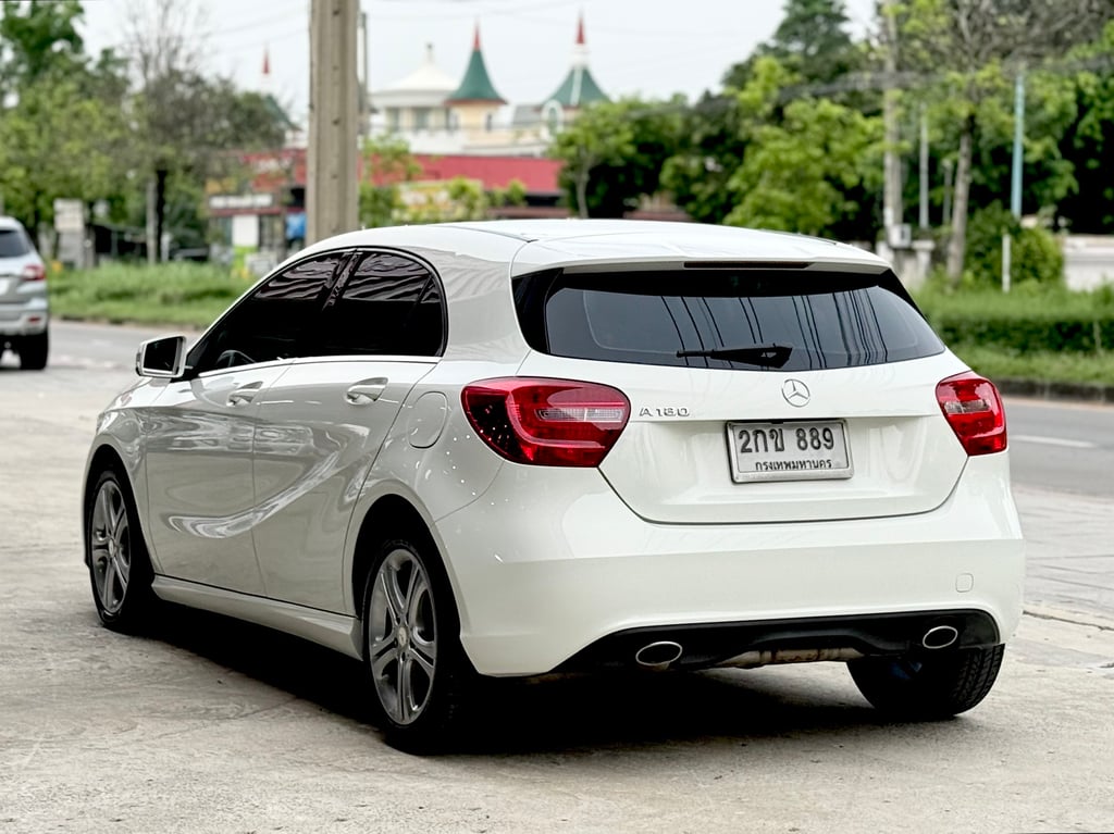 Benz A180 รถแท้ออกศูนย์ มือเดียว สวยจัด ไม่เคยชน Benz A180 รถแท้ออกศูนย์ มือเดียว สวยจัด ไม่เคยชน