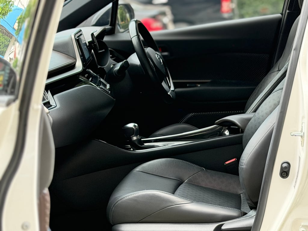 Toyota CHR 1.8 Hybrid High มือเดียว Top Option เดิมทั้งคัน