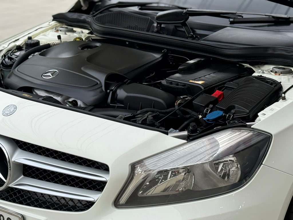 Benz A180 รถแท้ออกศูนย์ มือเดียว สวยจัด ไม่เคยชน Benz A180 รถแท้ออกศูนย์ มือเดียว สวยจัด ไม่เคยชน