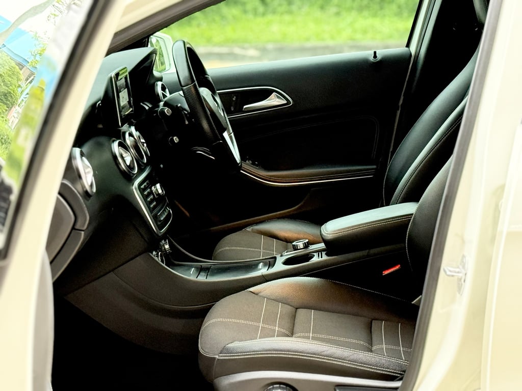 Benz A180 รถแท้ออกศูนย์ มือเดียว สวยจัด ไม่เคยชน Benz A180 รถแท้ออกศูนย์ มือเดียว สวยจัด ไม่เคยชน