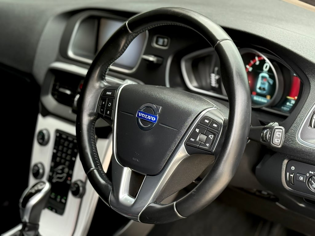 V40 T5 S Turbo ไม่เคยชนเลย น็อตเดิมทั้งคัน V40 T5 S Turbo ไม่เคยชนเลย น็อตเดิมทั้งคัน