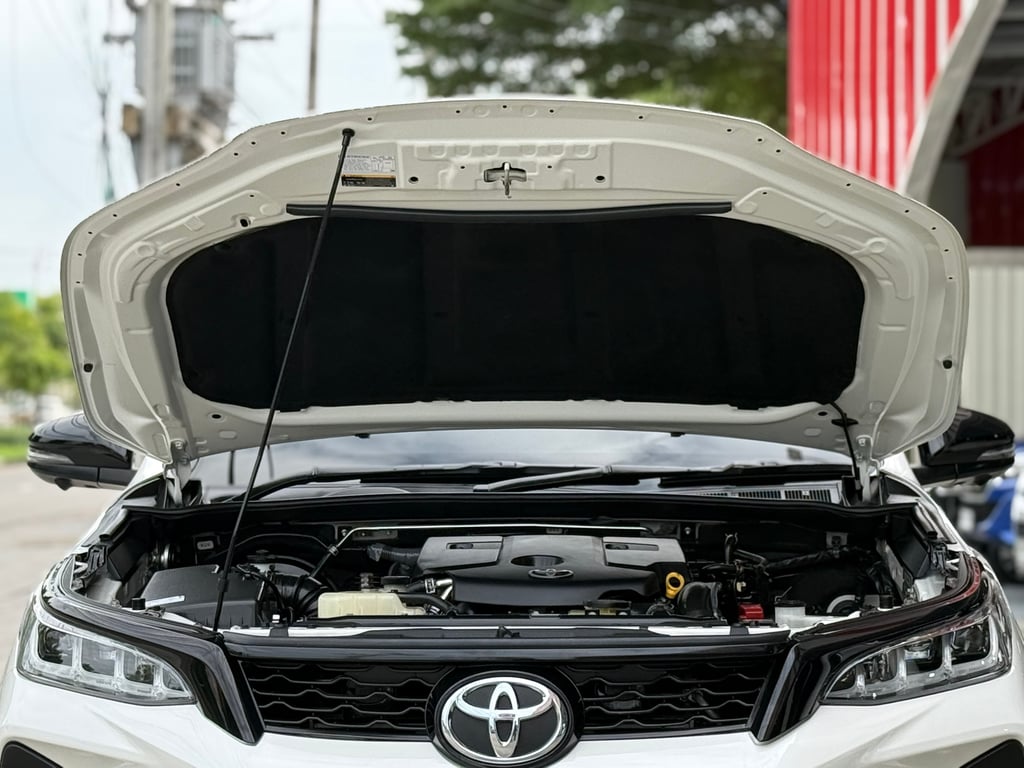 Toyota Fortuner 2.4 Legender Black Top 4WD Toyota Fortuner 2.4 Legender Black Top 4WD