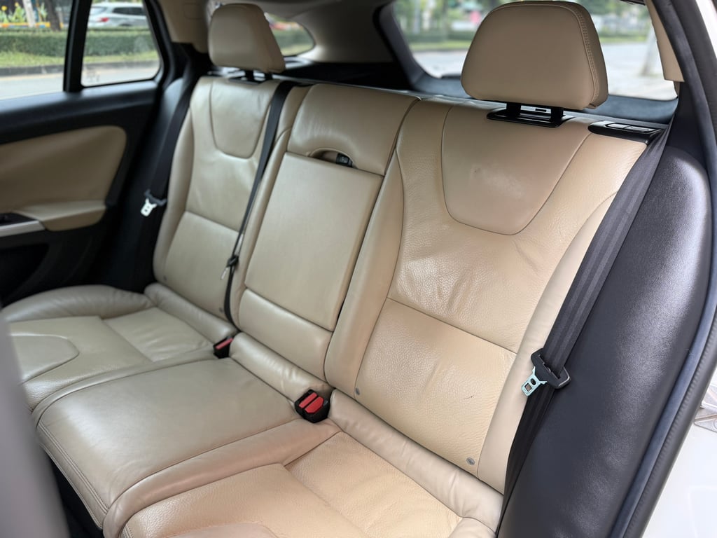 Volvo V60 1.6 T4F อเดียว ไม่เคยชน สภาพสมบูรณ์ มี ป.1 เหลือ Volvo V60 1.6 T4F อเดียว ไม่เคยชน สภาพสมบูรณ์ มี ป.1 เหลือ