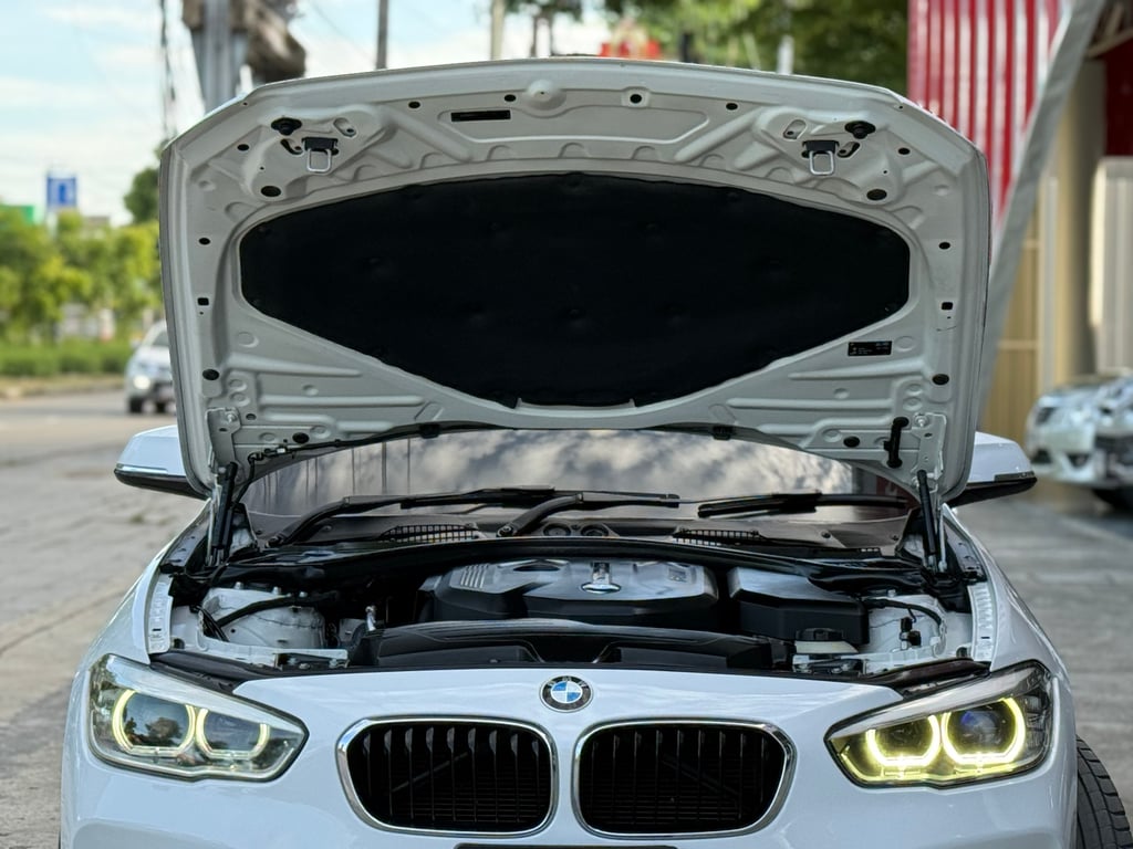 BMW 118i M Sport (F20) ไมเนอร์เช้นจ์แล้ว ภายในแดง สีสวยฉ่ำ BMW 118i M Sport (F20) ไมเนอร์เช้นจ์แล้ว ภายในแดง สีสวยฉ่ำ