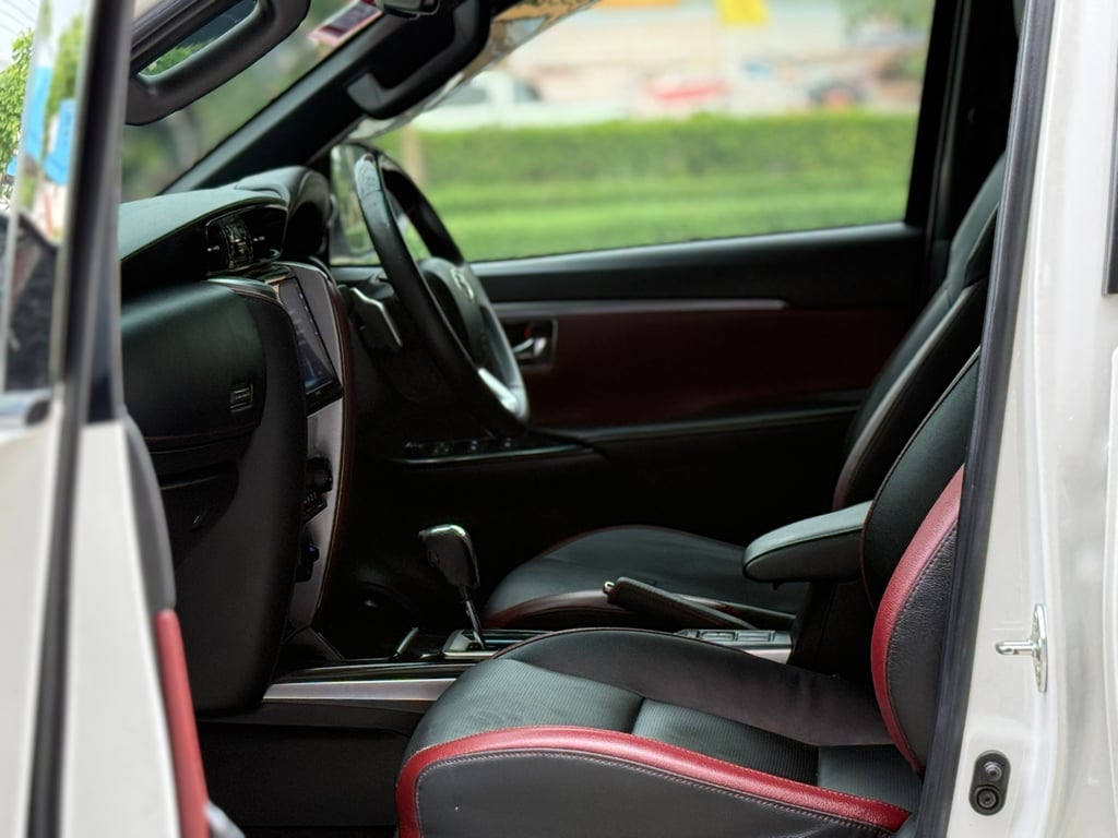 Toyota Fortuner 2.4 Legender Black Top 4WD Toyota Fortuner 2.4 Legender Black Top 4WD