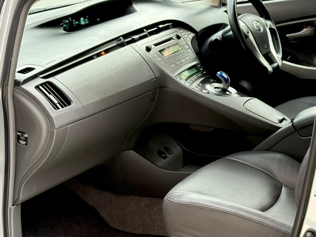 Prius 1.8 Hybrid มือเดียว เเบตเครมที่ศูนย์แล้ว ฟรีดาวน์ Prius 1.8 Hybrid มือเดียว เเบตเครมที่ศูนย์แล้ว ฟรีดาวน์