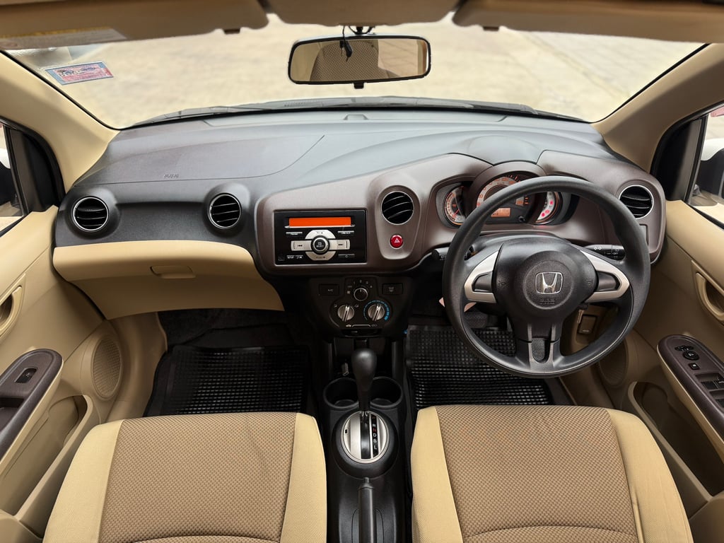 Brio 1.2V Top สวยมีเสน่ห์ ไม่เคยชนหนัก เช็คศูนย์ Brio 1.2V Top สวยมีเสน่ห์ ไม่เคยชนหนัก เช็คศูนย์