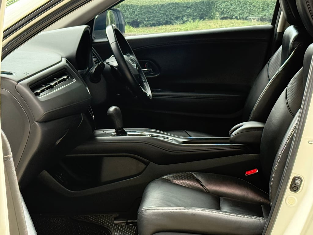 Honda HRV 1.8E ไมล์น้อยแท้ สีสวย ภายในสด Honda HRV 1.8E ไมล์น้อยแท้ สีสวย ภายในสด