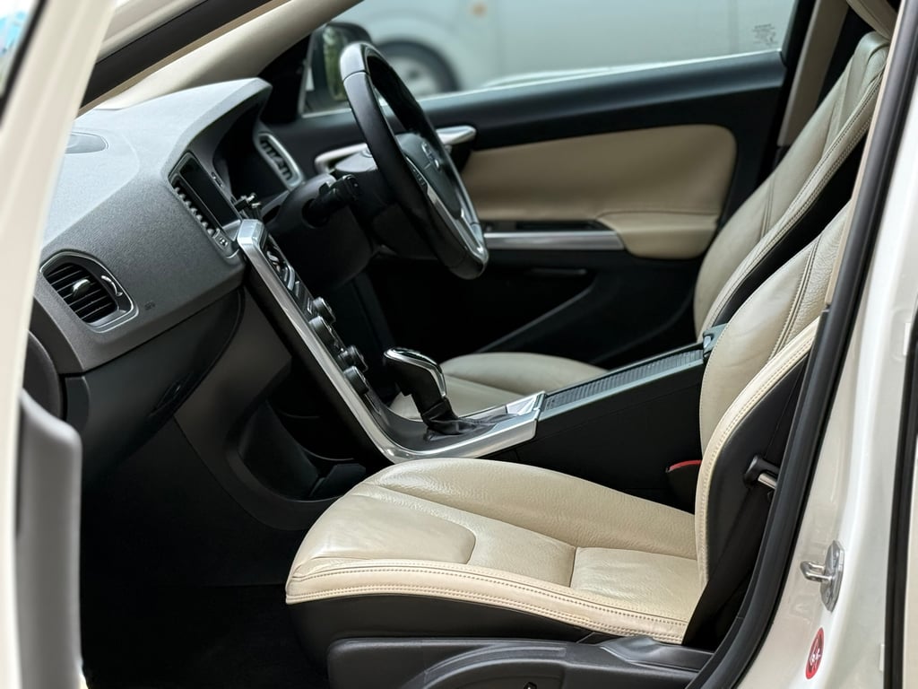 Volvo V60 1.6 T4F อเดียว ไม่เคยชน สภาพสมบูรณ์ มี ป.1 เหลือ Volvo V60 1.6 T4F อเดียว ไม่เคยชน สภาพสมบูรณ์ มี ป.1 เหลือ