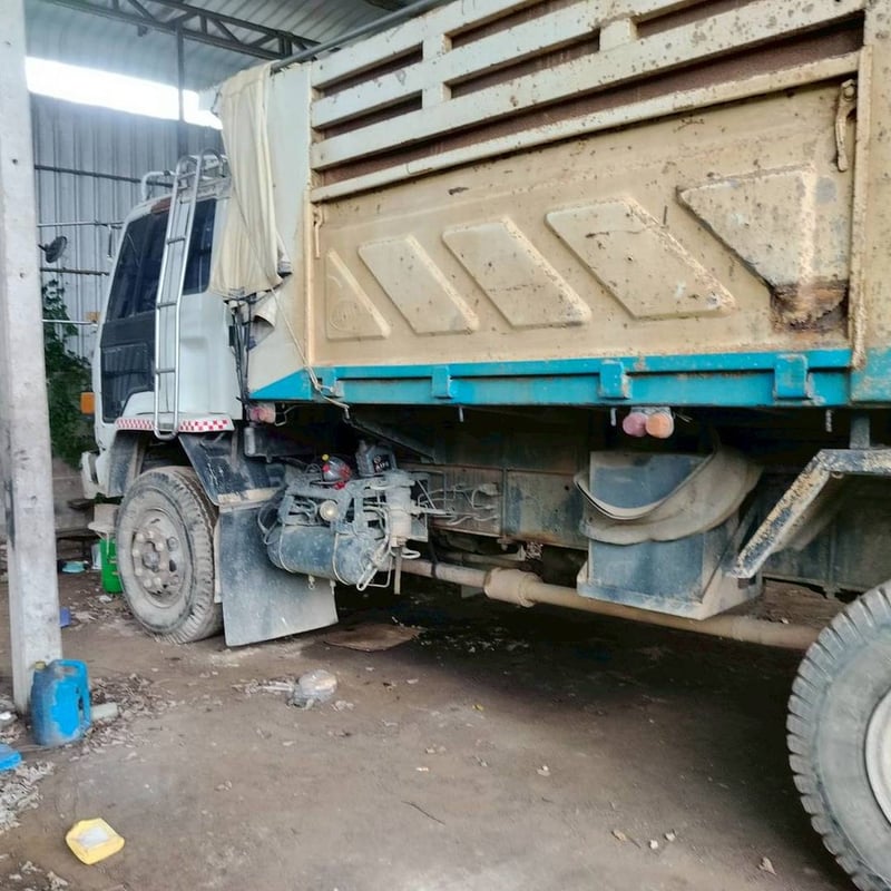 10ล้อดั้มพ์ISUZU ROCKY210วางเครื่อง220แรงม้า