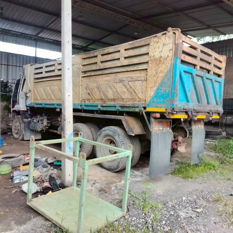 10ล้อดั้มพ์ISUZU ROCKY210วางเครื่อง220แรงม้า