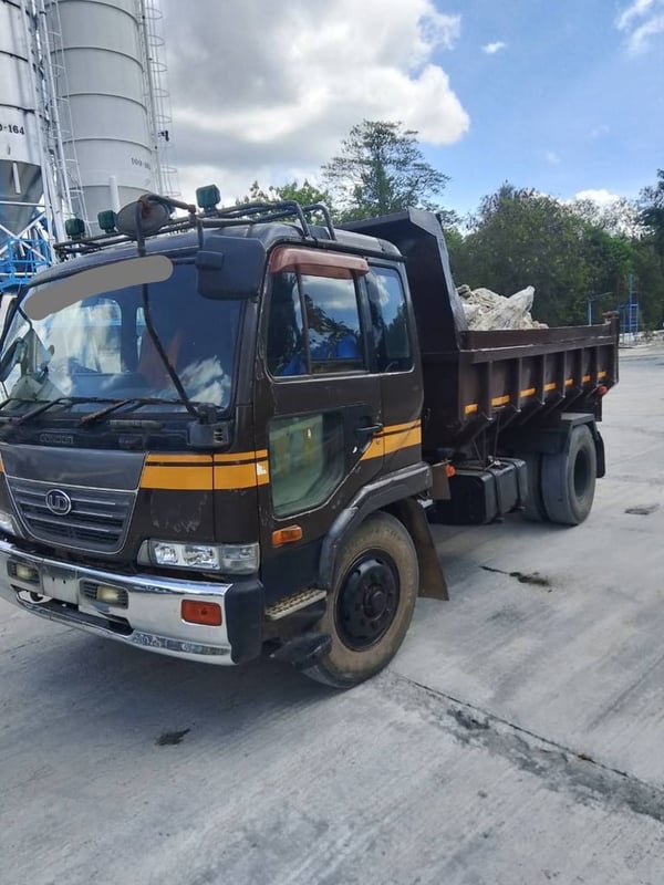 หกล้อดั้มพ์นิสสัน175แรงม้า