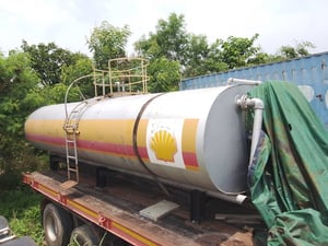 Vายแทงค์เหล็กใส่น้ำมัน