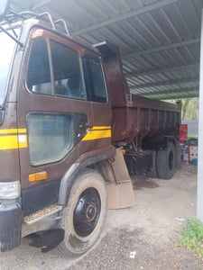 หกล้อดั้มพ์นิสสัน175แรงม้า