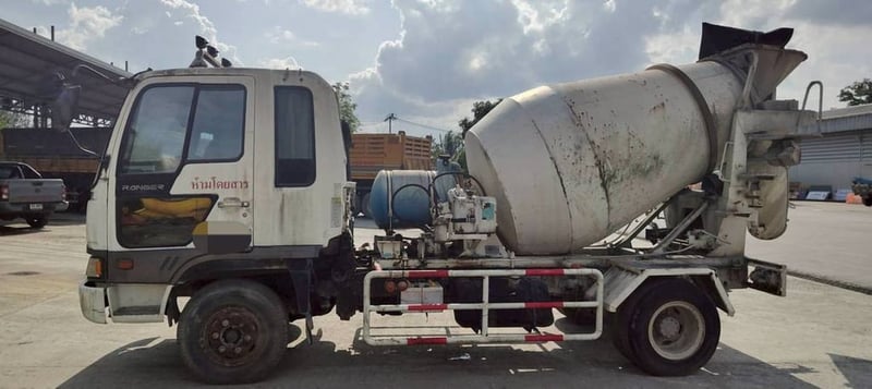 หกล้อโม่ปูน