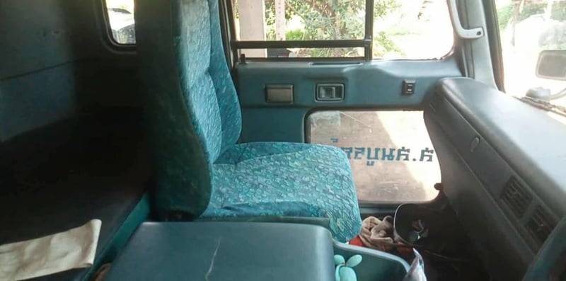 หกล้อดั้มพ์นิสสัน175แรงม้า