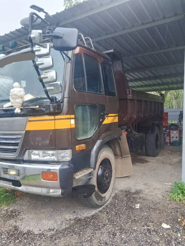 หกล้อดั้มพ์นิสสัน175แรงม้า